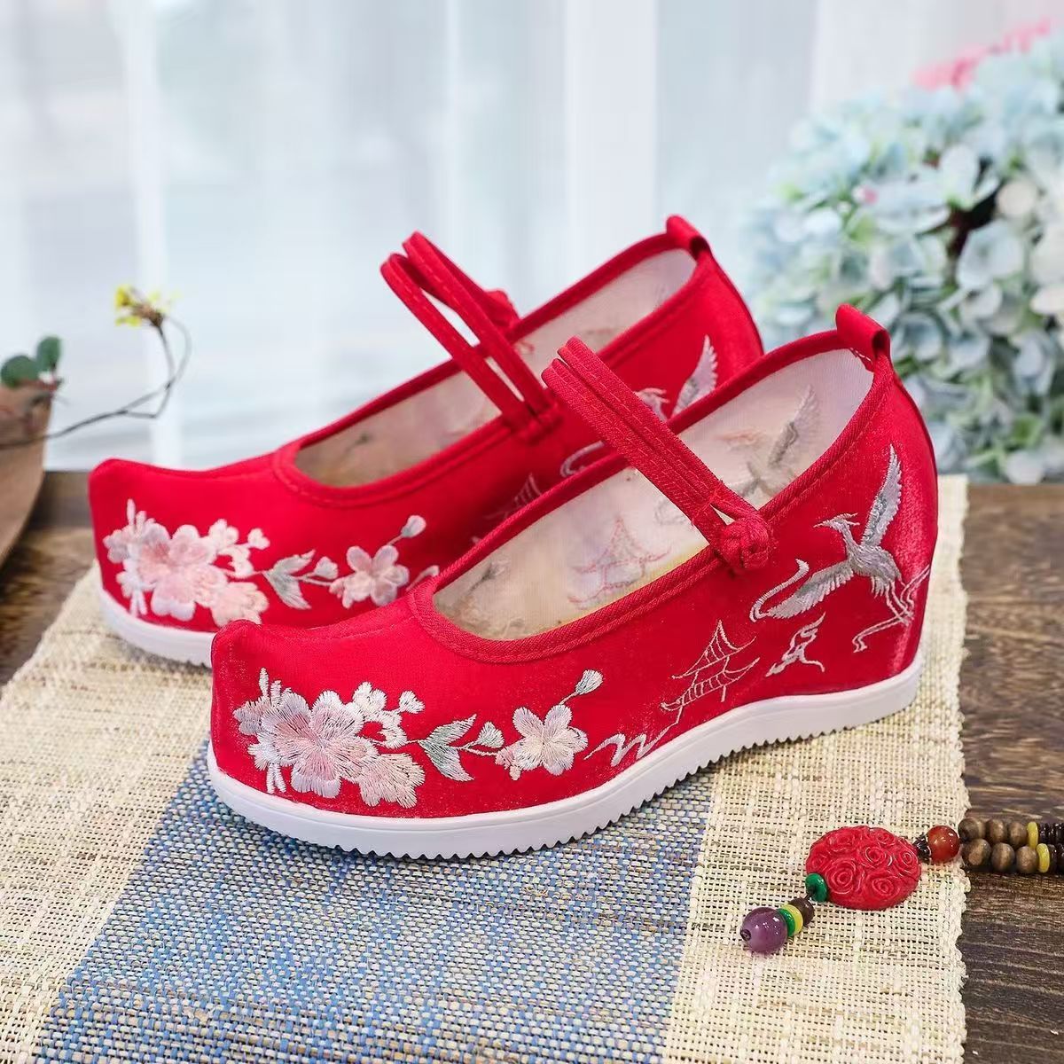 Embroidery Red - Женские туфли с увеличенной внутренней вышивкой,