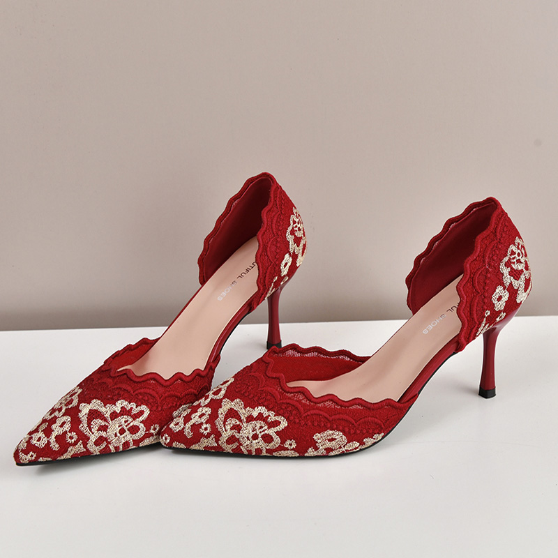 Роскошные красные, белые круже – обзор и цена Embroidery Red